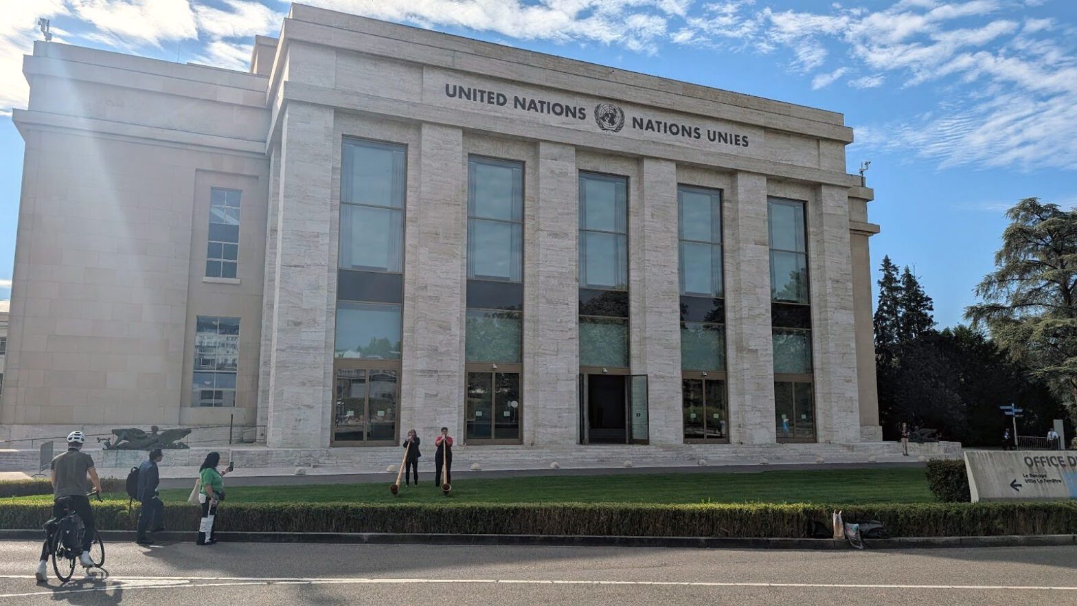 Photo of traditional Alphorn players outside the Palais des Nations in Geneva at the start of INC 5.2. Photo by Samuel Winton.