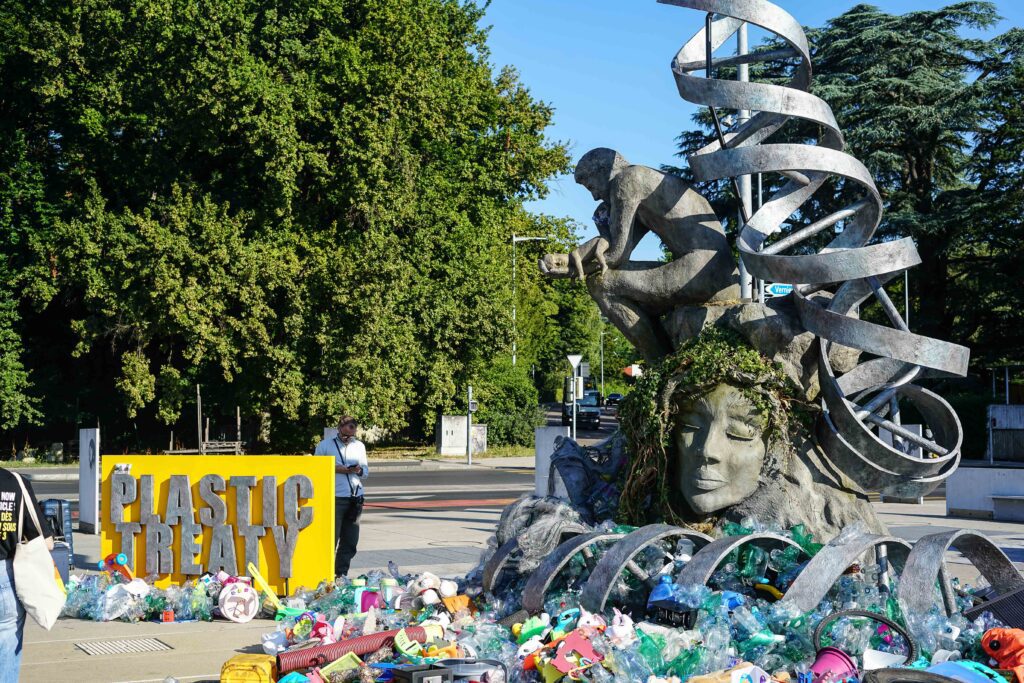 Thinker's Burden sculpture by Benjamin Von Wong - Photo by Benard Ogembo